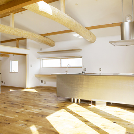 丸太の梁が通るダイニング