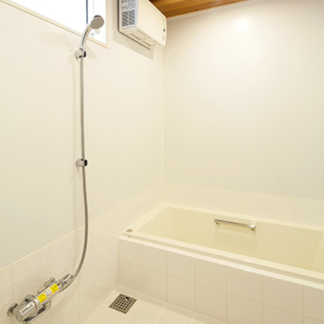 真白で清潔感のある浴室