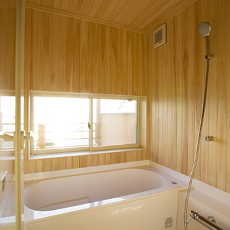 木の温もりに包まれる浴室