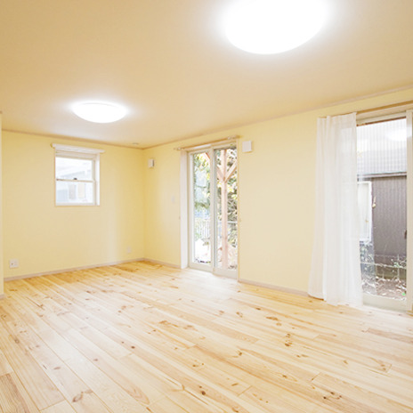 庭につながる広々リビング