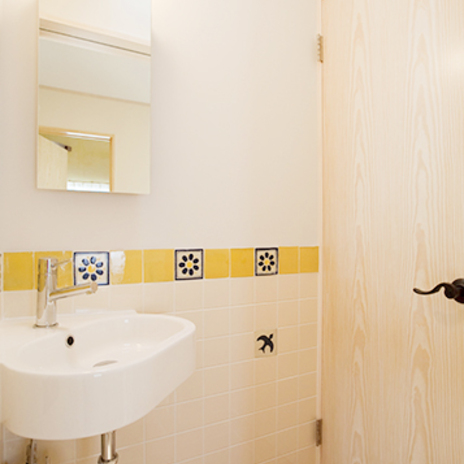 イエロータイルがアクセントの洗面スペース