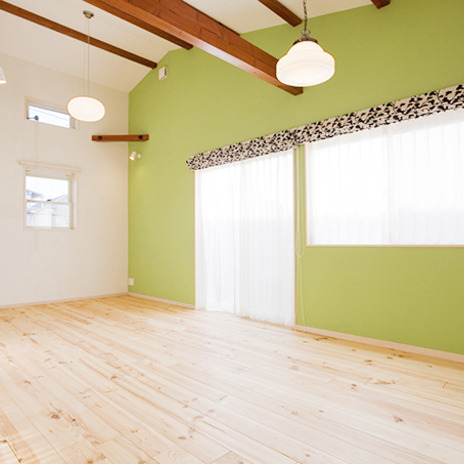 ライトグリーンが爽やかなリビング壁