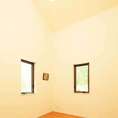 ２つの窓と小さな絵