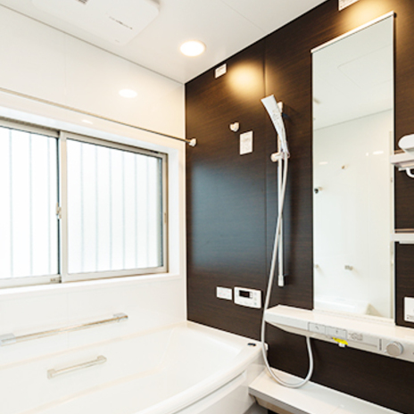 落ち着いた色調のバスルーム