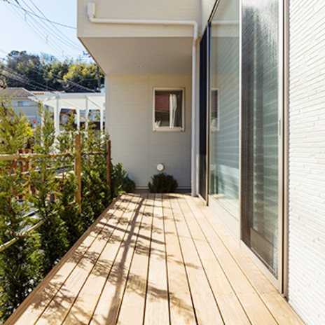 暖かな日差しが降り注ぐウッドデッキ