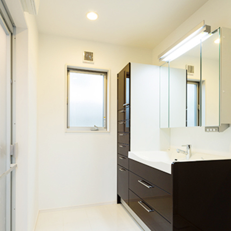 モダンな印象の洗面スペース