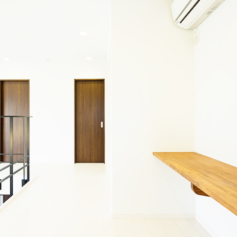 ２階に設置された木のベンチ