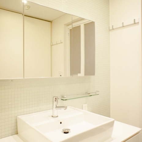 シャープな印象でシンプルモダンな洗面