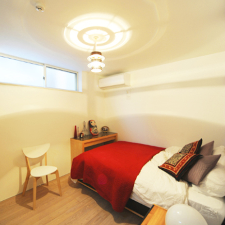 可愛くコーディネートされたゲストの寝室