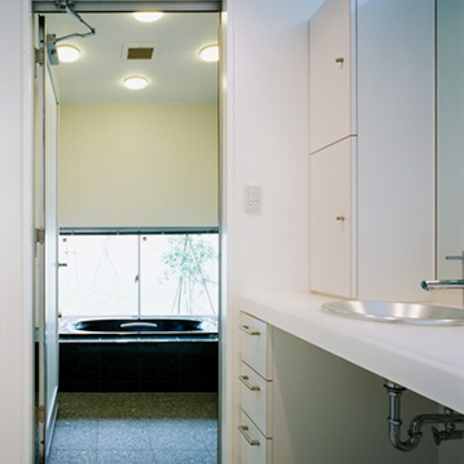 庭を眺める浴室