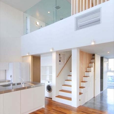 メゾネット住宅の天井の高い吹抜け