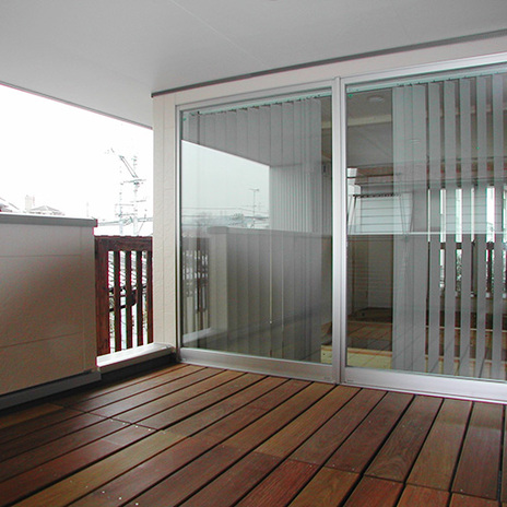 ３階バルコニーの大窓が２階のリビングへ優しい光を届ける