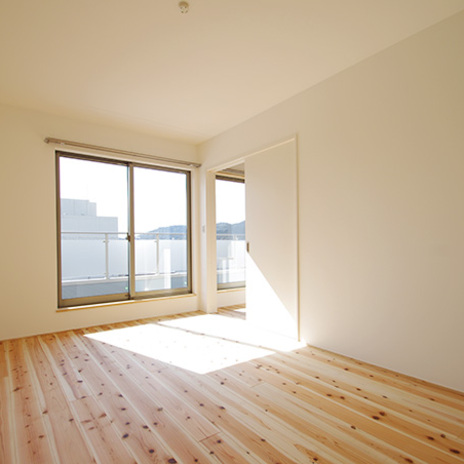 寝室　ﾊﾞﾙｺﾆｰ手摺がプライバシーを守りながら光を通す