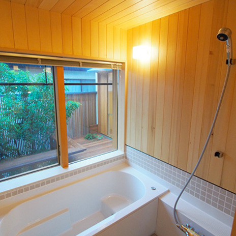 中庭に面した緑を望む浴室