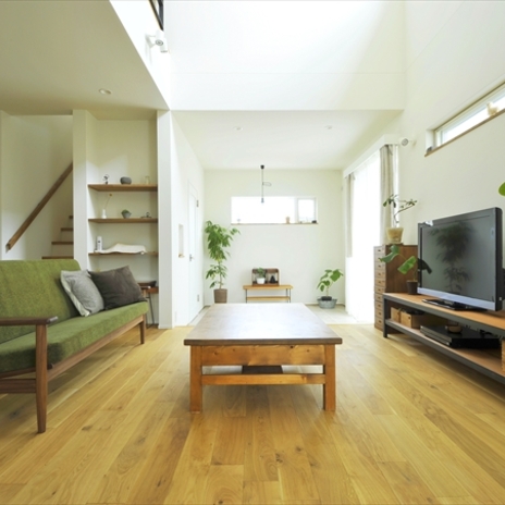 インテリアと吹き抜けが魅力 光あふれるナチュラルな家　-　リビング