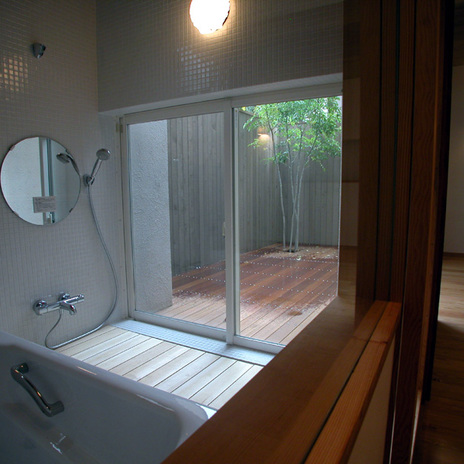 テラスにつながる浴室