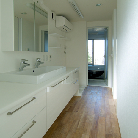 白を基調にした洗面脱衣室