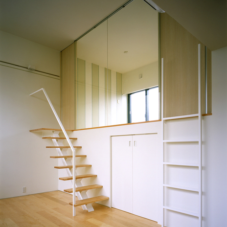 リビング横の階段を上がれば寝室へ