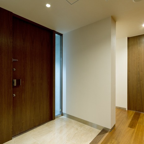 空間の余裕のある、重厚な玄関