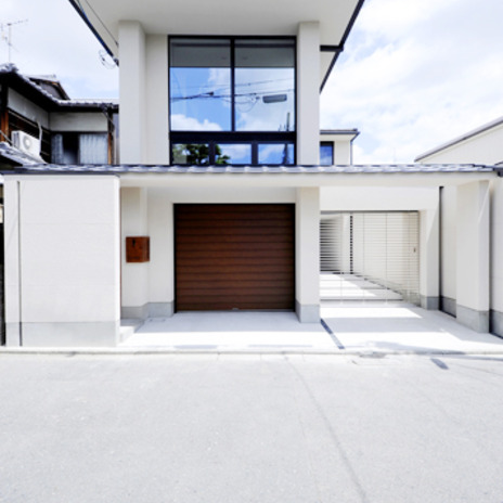 京都市の美観地区内に建つ、モダンな外観