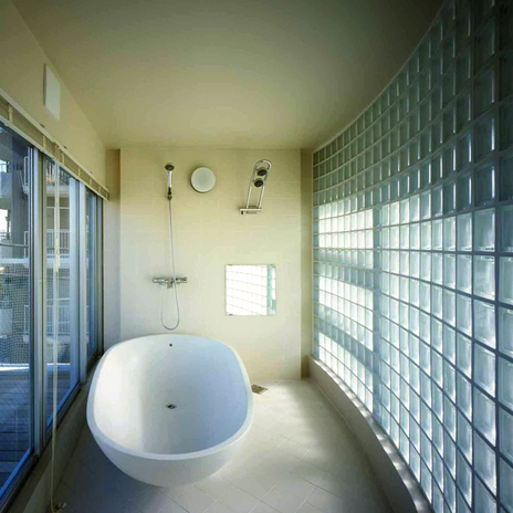 ガラスブロックを使用し、視線を遮り、優しい光を満たす浴室