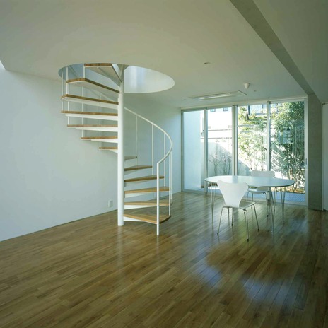 木々が主の庭を、ダイニングから楽しむ