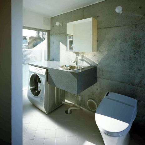 デッキに面する水廻りは、洗濯機を置いて物干しも楽々