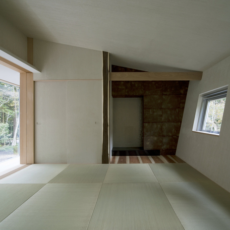 建物の外観を室内に反映した、空間に変化のある和室