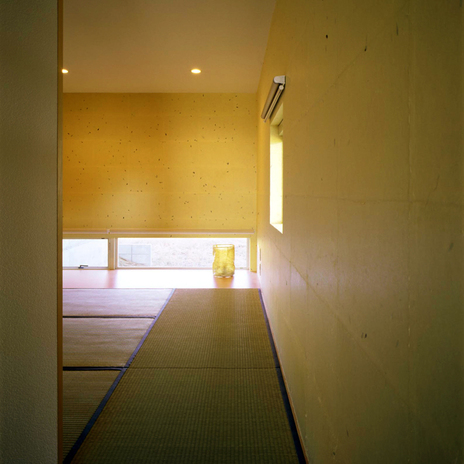 和室の壁にはこの家のために漉いた和紙を貼り、窓からは坪庭を楽しむ