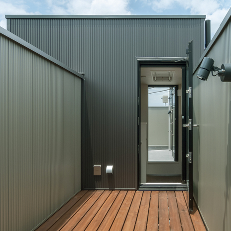 プライバシーを守りながら、お日様の下でお洗濯。