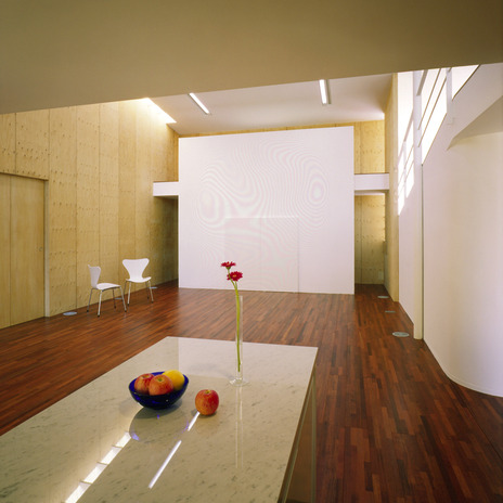 町の写真屋さんの自宅。写真スタジオも兼ねるリビングダイニング