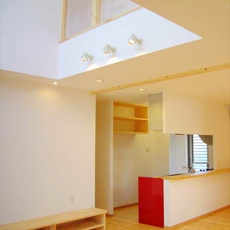 吹き抜けリビングから見たキッチン