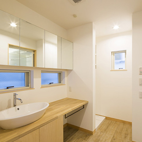 ３つの小さな窓から光と風を取り込むナチュラルな雰囲気の洗面ルーム