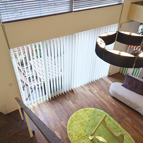 大きな窓と吹き抜けある開放的で明るいリビング