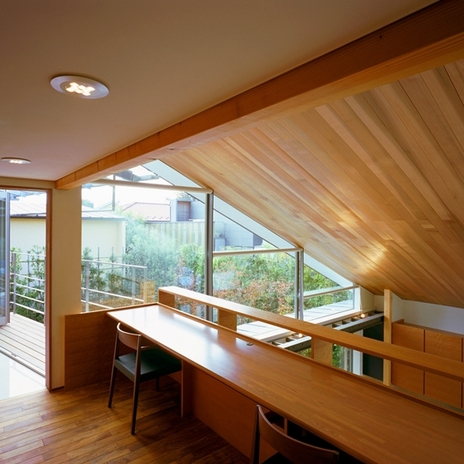 リビング吹抜けと一体の書斎スペース