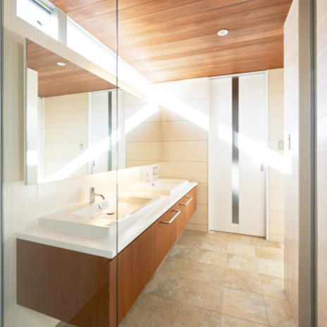 朝の光が差し込む洗面所