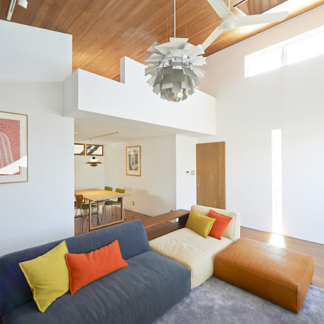 勾配天井のハイサイドから光が差し込むリビング