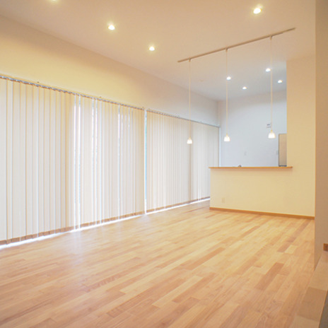 ブラインドが並ぶすっきりしたリビング