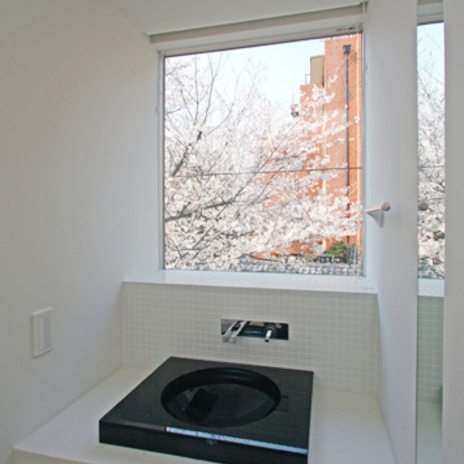 桜の見える洗面コーナー