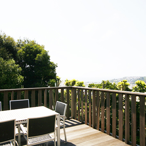 ウッドテラスからのぞむ鎌倉山の景色