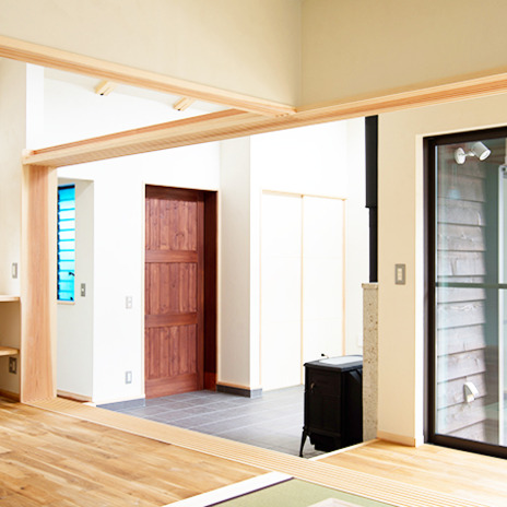 リビングから玄関を見る