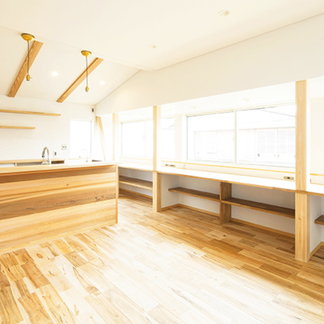 作り付けの収納がたっぷりのリビング