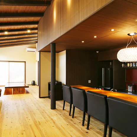 暖炉を据え付けたリビング