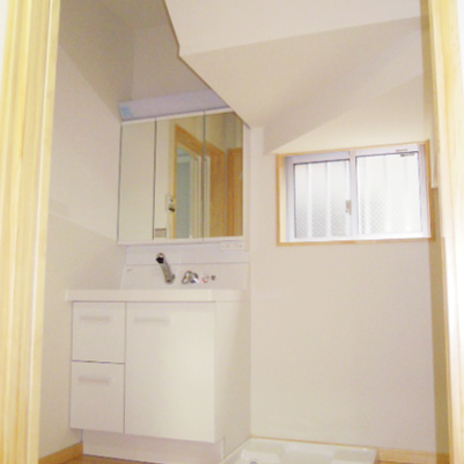 階段下の空間を利用した洗面室