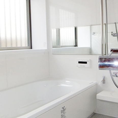 白を基調とした洗練された浴室