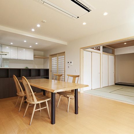 和室への扉を開放し広々空間のLDK