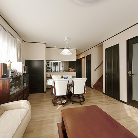 高級感のある色使いのリビング