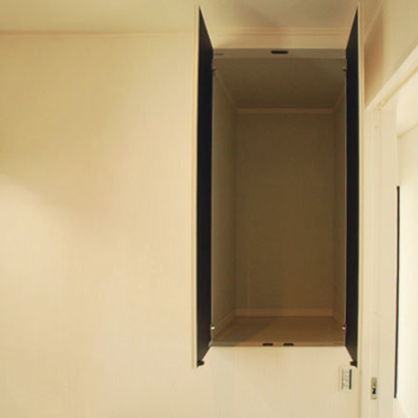 洗面室にある階段上収納