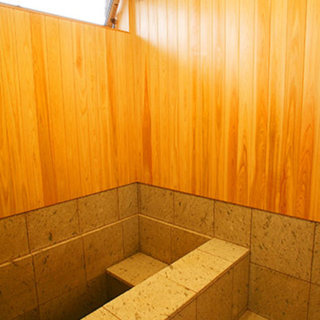 石と木をふんだんに使ったバスルーム