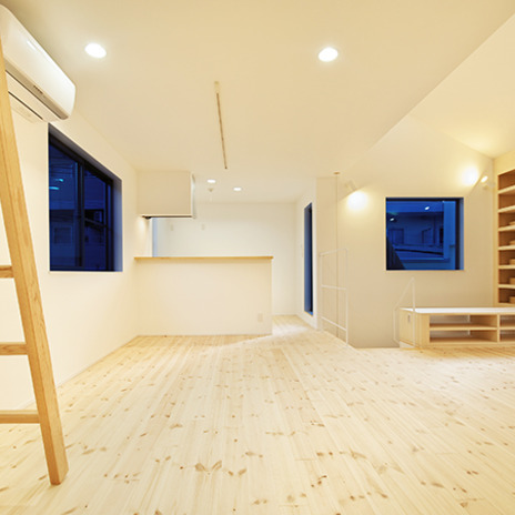 夜景を切り取るクリーム調のLDK